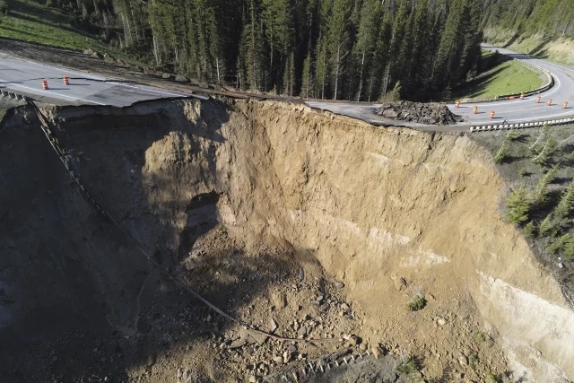 Una sección de una carretera colapsó en Wyoming. ¿Podría suceder en cualquier lugar? [ENG]
