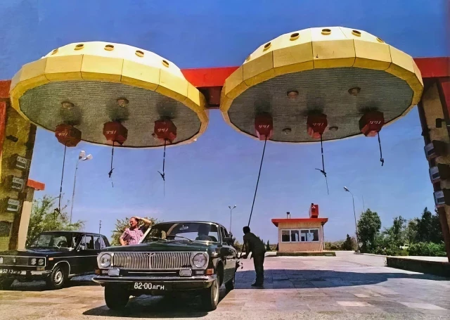 Gasolineras de platillos volantes: Las estaciones de servicio futuristas de la era soviética de finales de los 70 y principios de los 80 (ENG)