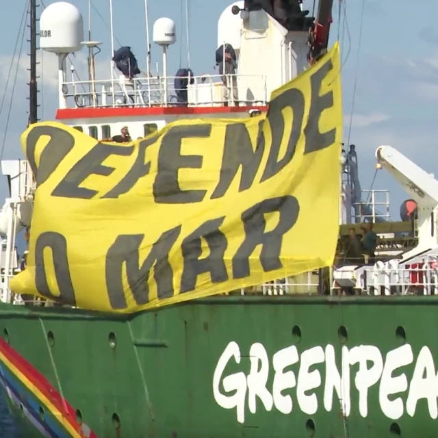 Marineros y Greenpeace unen sus voces contra Altri en el recibimiento del Artic Sunrise