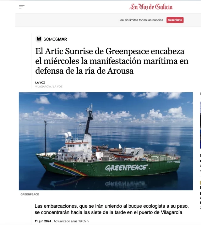 Noticia de la voz de Galicia hoy de la llegada del Artic Sunrise de Greenpeace acompañado por cientos de barcos, pero en la foto solo aparece un barco solitario