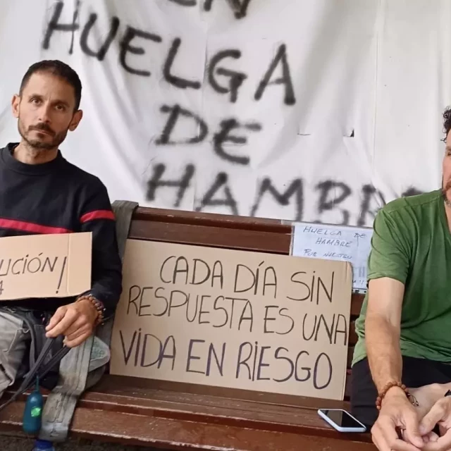 "Me da igual morir aquí": dos bomberos llevan 15 días en huelga de hambre contra Ayuso y el Ayuntamiento de Leganés