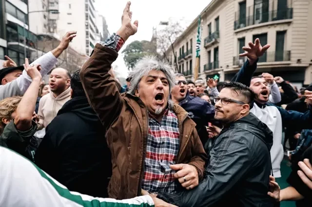Las imágenes de las fuertes protestas en Argentina contra las reformas que intenta aprobar el presidente Javier Milei