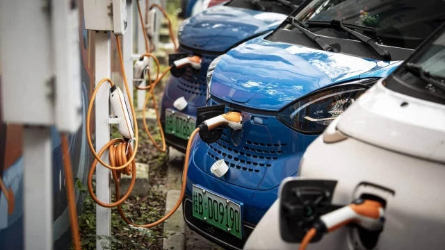 China responderá a Europa por la subida de aranceles a sus coches eléctricos mientras el sector respira aliviado