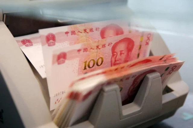 El yuan chino se convierte oficialmente en la principal divisa de Rusia, en sustitución del dólar y el euro (EN)