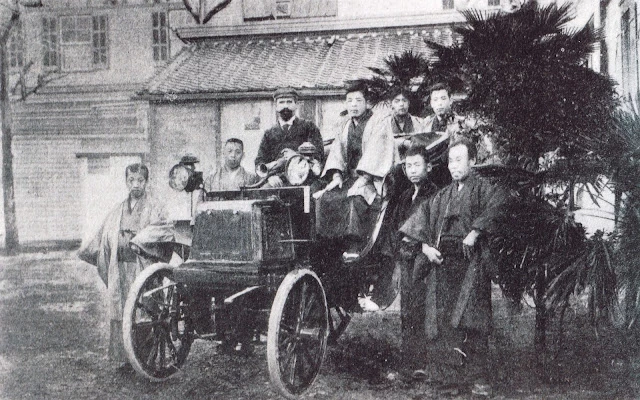 Fotografía del primer automóvil en Japón (1898)