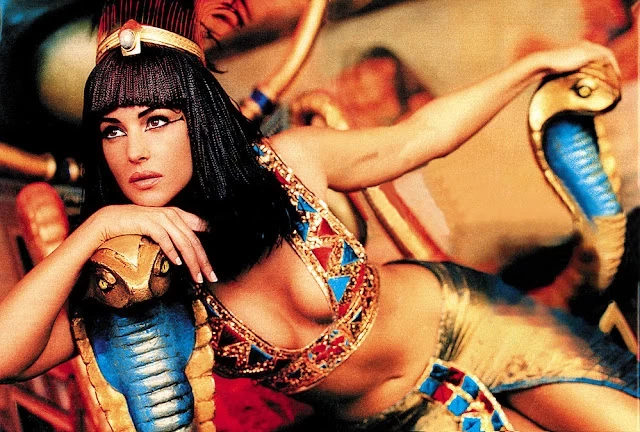 Las pruebas de vestuario de Monica Bellucci como Cleopatra en el film "Astérix y Obélix: Misión Cleopatra" (2002)