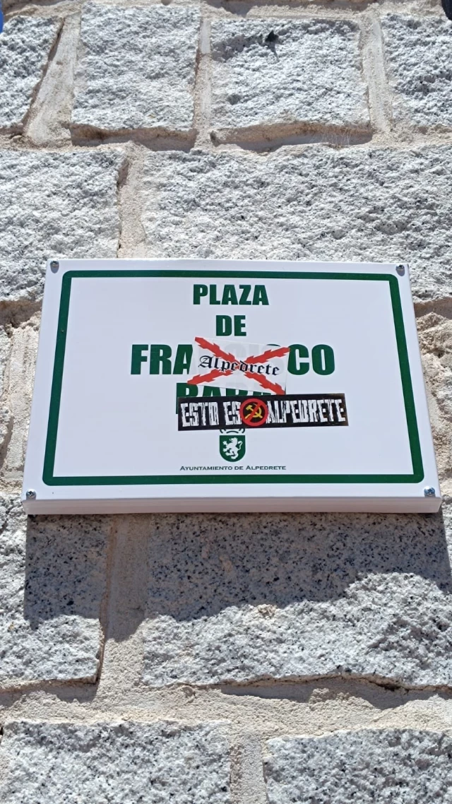 Denuncian la vandalización de la placa de la «Plaza Francisco Rabal» con pegatinas fascistas