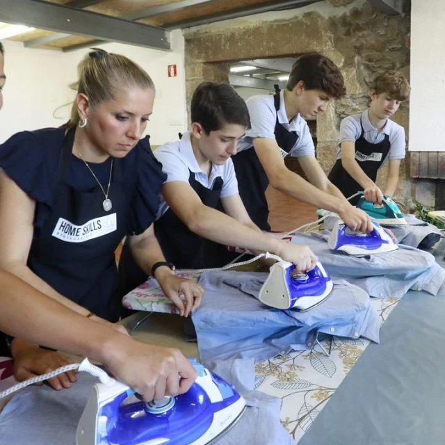 El colegio gallego que enseña a sus alumnos a coser, planchar y cocinar