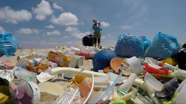 Los plásticos que inundan el Mediterráneo equivalen a 7.500 campos de fútbol