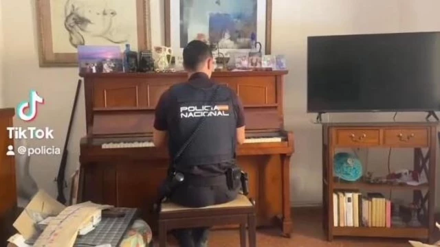 Un policía toca el piano para una mujer a la que intentaron robar en València