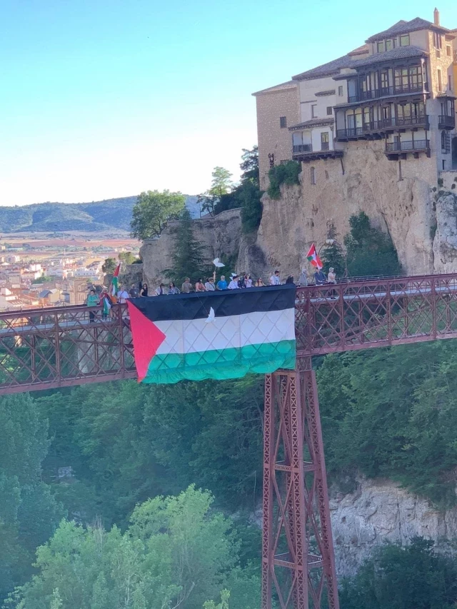 Izan una imponente bandera Palestina en el puente de San Pablo en Cuenca