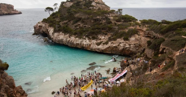 Más de 300 personas 'toman' es Caló des Moro para denunciar la masificación turística