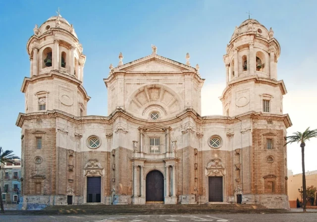 El Enigma Sumergido de la Catedral de Cádiz: Un Viaje Submarino por la Historia