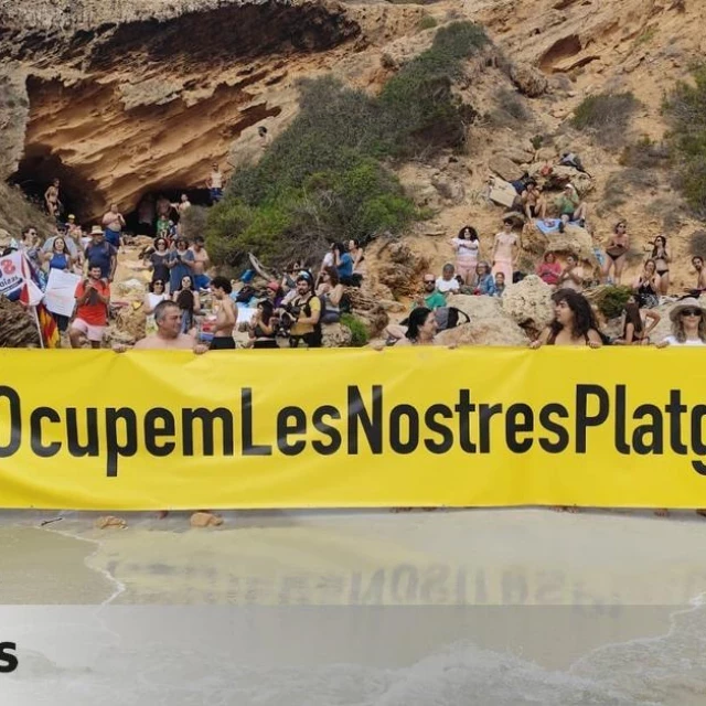La Guardia Civil identifica a los mallorquines que se manifiestan contra la masificación turística en la playa más popular