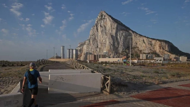 España exige a Reino Unido la retirada inmediata de su base militar en Gibraltar