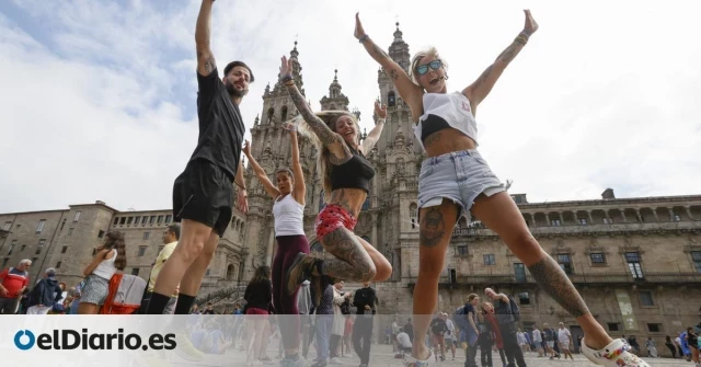Nuevo paso del Ayuntamiento de Santiago contra el desborde turístico: un año sin apertura de nuevas tiendas de souvenirs