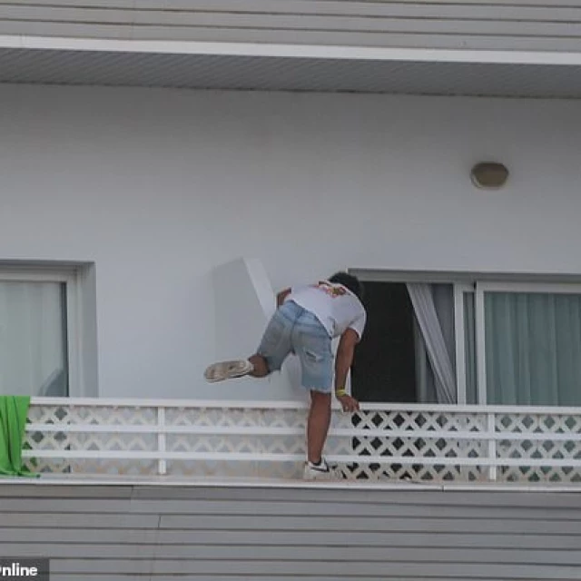 Un grupo antiturístico en Internet se burla de los turistas que han muerto al caer desde los balcones de los hoteles de Mallorca [Eng]