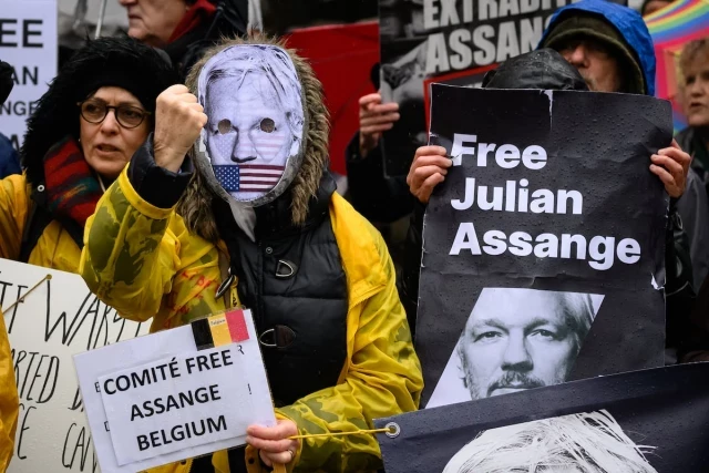 Desaparecen archivos del teléfono del exmilitar español que espió a Assange para la CIA