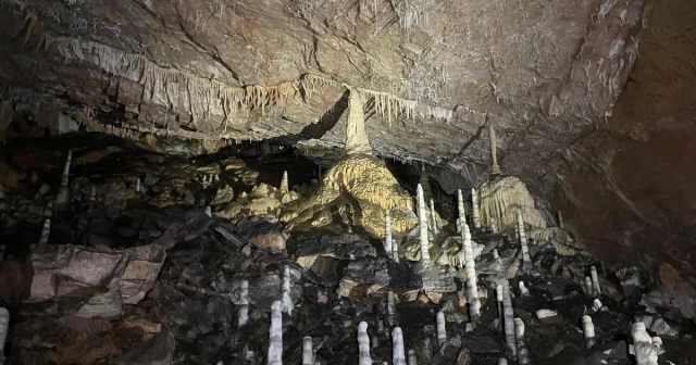 Hallazgo histórico en la Cueva de Valporquero: descubren una nueva 'catedral' subterránea de 1.000 metros en una remota sala