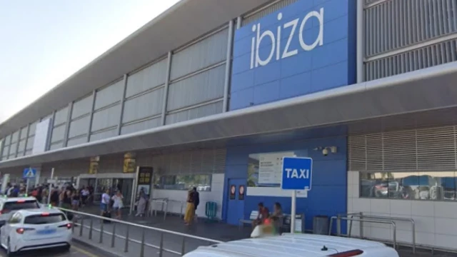 Detenido un pasajero tras paralizar el aeropuerto de Ibiza al decir que lleva una bomba dentro de un avión