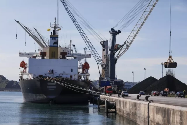 Una jueza investiga al director del Puerto de Gijón por la extraña desaparición de 160.000 toneladas de carbón en Asturias