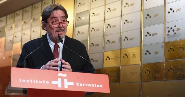 Luis García Montero gana el premio Carlos Fuentes, uno de los más prestigiosos de México