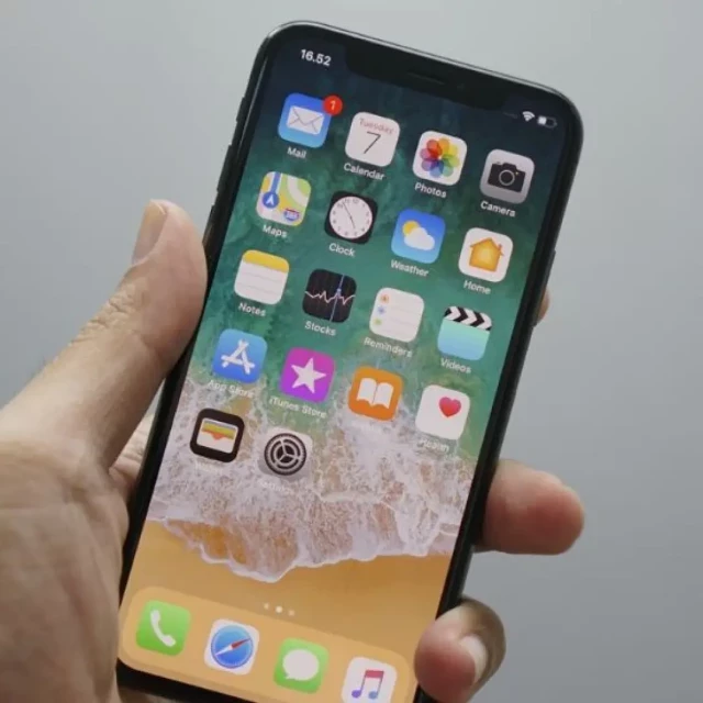Un hombre demanda a Apple después de que su mujer descubriera sus infidelidades a través de su móvil