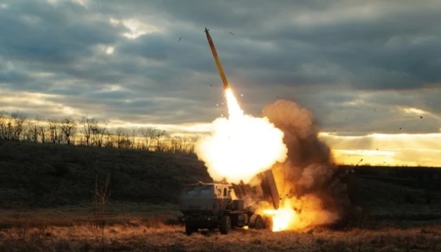 Pentágono: Ucrania puede usar armas suministradas por EE.UU. para disparar desde cualquier lugar al otro lado de la frontera con Rusia