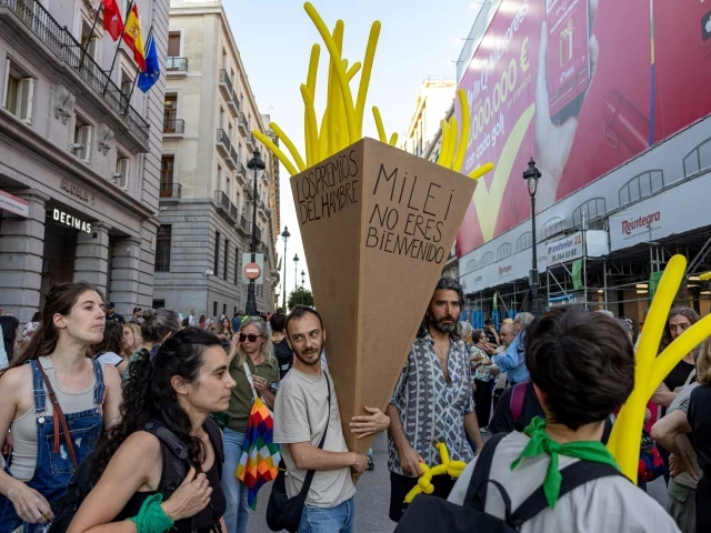 Javier Milei en España, EN VIVO: protesta de feministas semidesnudas, un cono gigante de papas fritas y ovación en el balcón