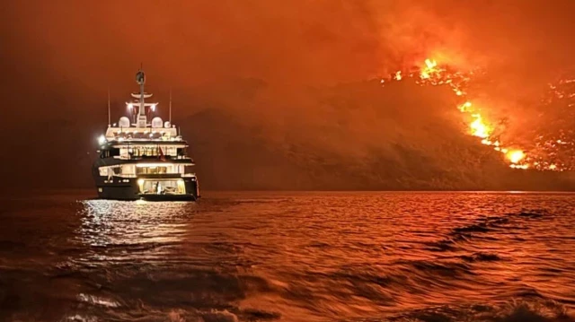 Hidra: Ira por los irresponsables que prendieron fuego lanzando fuegos artificiales desde un barco [Griego]