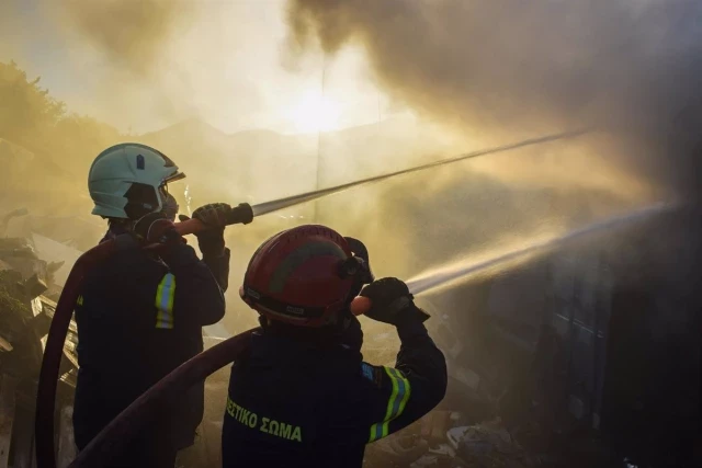 Detenidos 13 tripulantes de un yate, acusados de provocar un incendio en Grecia tras lanzar fuegos artificiales [RELACIONADA]