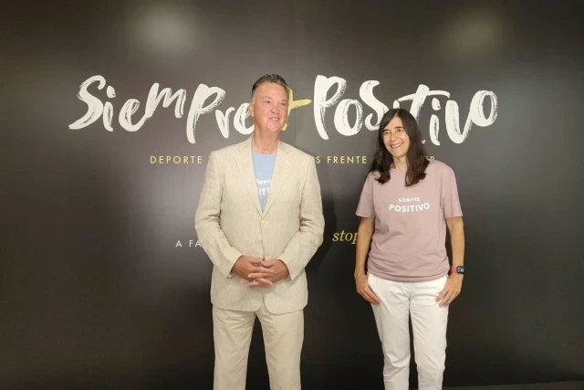 Louis Van Gaal y el CNIO lanzan la campaña 'Siempre + Positivo' para recaudar fondos en investigación del cáncer