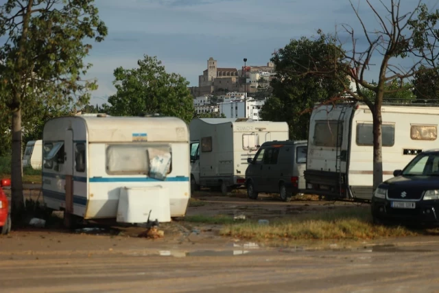 El infierno de vivir en Ibiza: trabajadores en caravanas y habitaciones a 1.000 euros