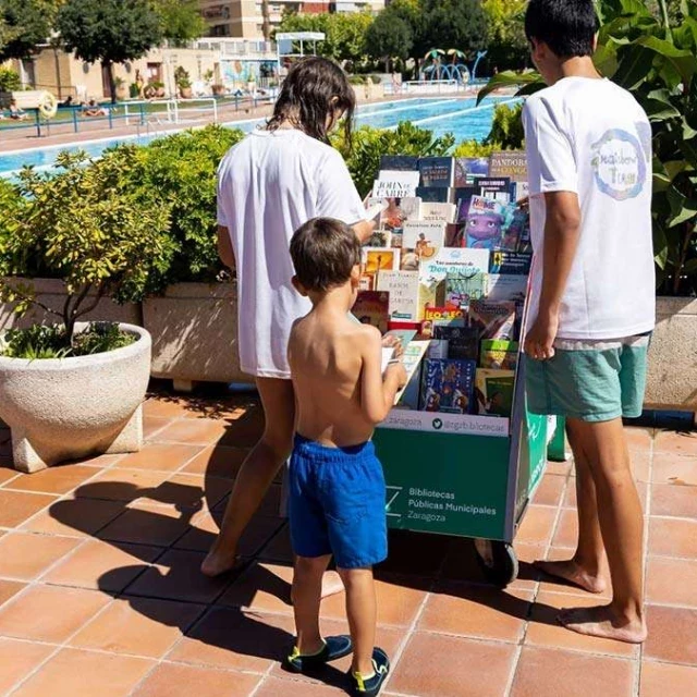 Las piscinas de Zaragoza se convierten en bibliotecas con más de 1.300 libros