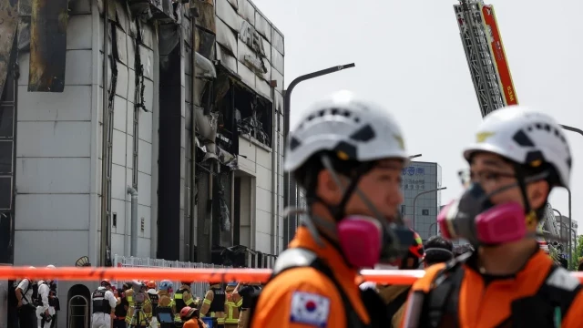 Mueren al menos 22 personas en incendio en fábrica de baterías de litio en Corea del Sur