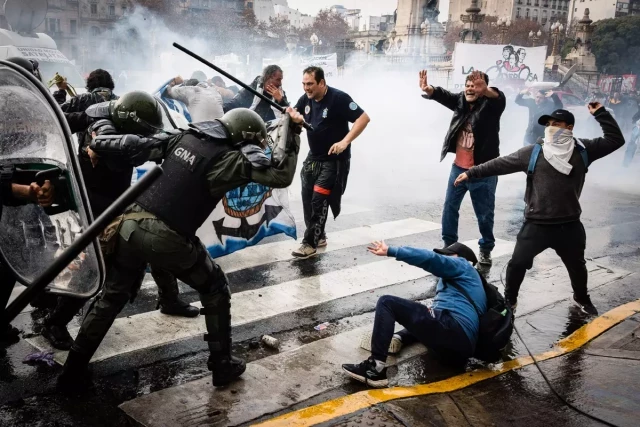 Represión policial y persecución a manifestantes en la Argentina de Milei: "No parece que vivamos en democracia"