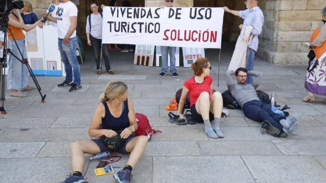 Los concejales del PSOE de Santiago desobedecen a la dirección y aprueban la ordenanza de los pisos turísticos