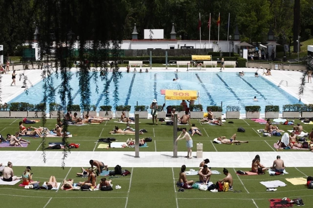 El Defensor del Pueblo rechaza restringir el toples en una piscina municipal