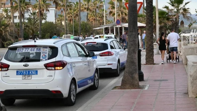 Apuñalan a un taxista de madrugada en Marbella y huyen con su móvil