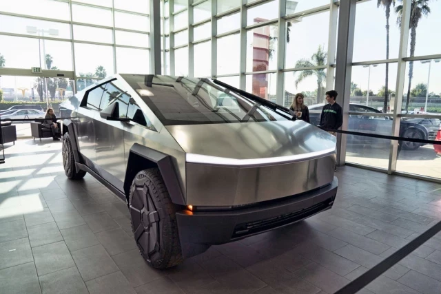 Tesla llama a reparación a su modelo futurista Cybertruck por cuarta vez