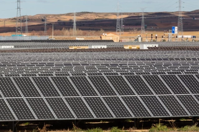 Hay tanta energía eólica y solar en España que está desequilibrando la red eléctrica