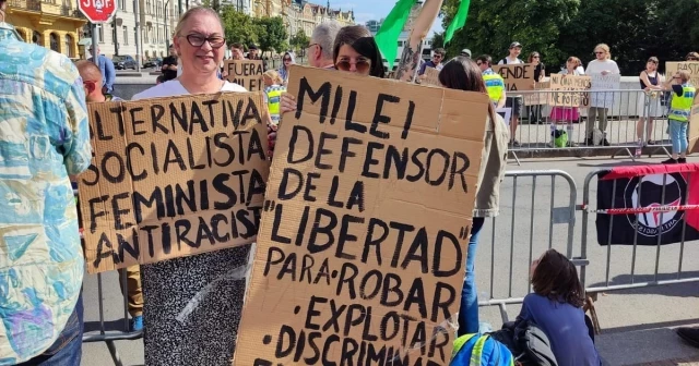 Protestas contra Milei en Praga: “Acá no entienden lo que sufre la gente en Latinoamérica”
