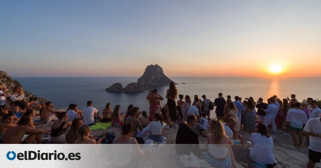 Un DJ con millones de seguidores en redes monta una multitudinaria fiesta ilegal en una zona protegida de Ibiza