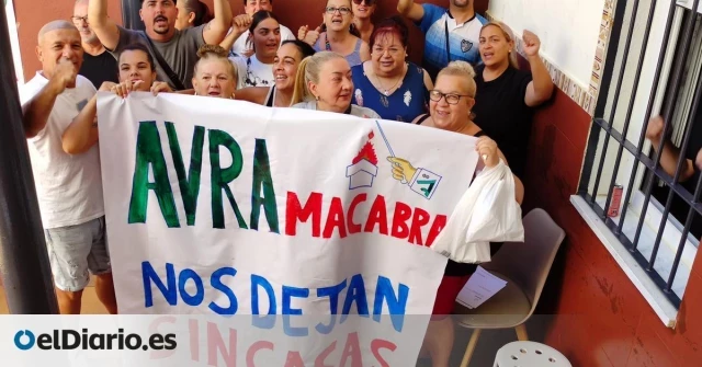 La Junta de Andalucía notifica a cinco familias con alquiler social en Málaga que deben abandonar sus casas