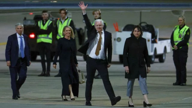 Assange llega a Australia como un hombre libre