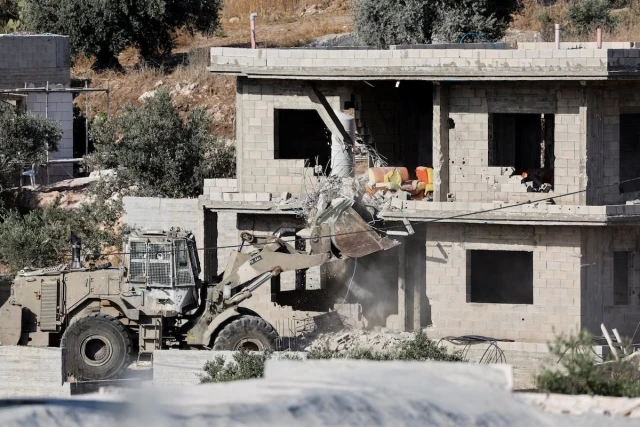 El mayor fondo de pensiones de Noruega desinvierte en Caterpillar, el fabricante de las excavadoras que Israel usa para demoler las casas palestinas