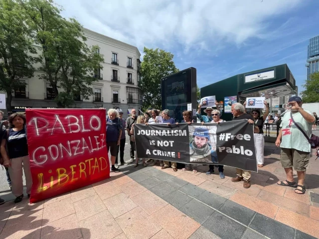 Asociaciones de periodistas se concentran ante el Consulado de Polonia en Madrid por la libertad de Pablo González