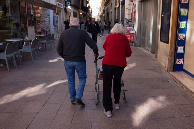 Los suicidios bajan por primera vez en cinco años y las caídas son ya la primera causa de muerte no natural en España | Sociedad
