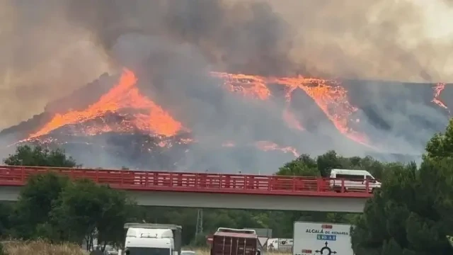 Aparatoso incendio en el Cerro del Viso: el fuego arrasa varias hectáreas y avanza hacia el casco urbano de Alcalá de Henares