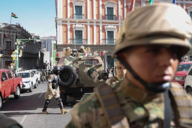 Militares se retiran de sede del Ejecutivo de Bolivia tras “intento de golpe de Estado”